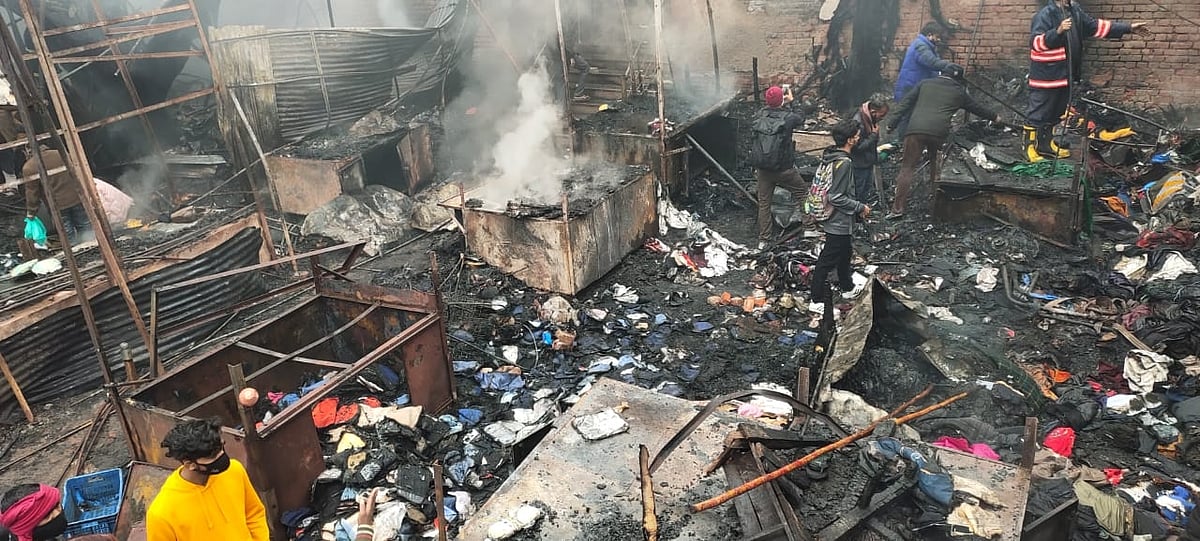 लाल किले के सामने मार्किट में लगी भीषण आग,  कई दुकानें जलकर खाक, कोई हताहत नहीं