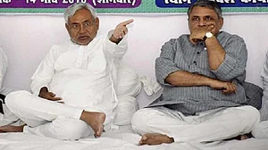 बिहार में शिक्षकों से शराब 'ढूंढवाने' के आदेश पर विवाद, शिक्षा मंत्री ने दी सफाई, कहा- बस सहयोग मांगा गया है