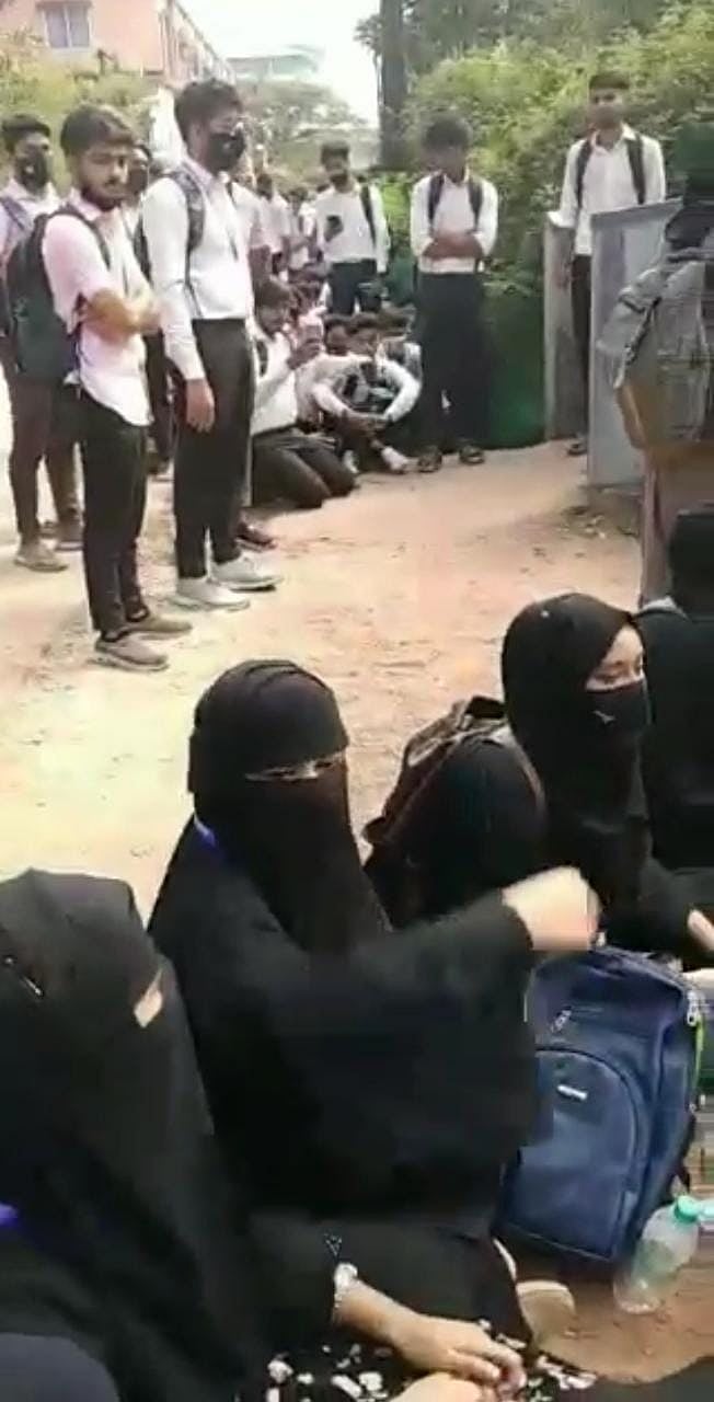 कर्नाटक हिजाब विवाद: प्रदर्शनकारी छात्रों के खिलाफ प्राथमिकी दर्ज, छात्रों ने कॉलेज परिसर में किया था हंगामा