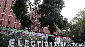 वोटिंग के दिन वोटर को रिझाओ, उसे तोहफे दो, खुलकर सांप्रदायिक कार्ड खेलो, क्योंकि चुनाव आयोग तो पिंजरे में कैद है...