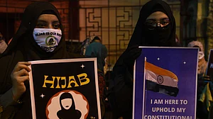 आकार पटेल का लेख: आखिर अल्पसंख्यक ही क्यों होतें है नागरिक अधिकारों पर कैंची चलाए जाने के शिकार!