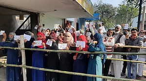 UP Election 2022: बिजनौर में पोलिंग बूथों के बाहर दिखी भीड़ ने बिगाड़ा राजनीतिक पंडितों का गणित?