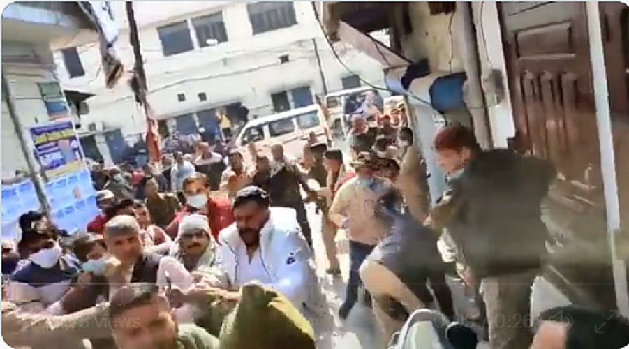 यूपी चुनावः पहले चरण में शामली में भारी बवाल, BJP पर RLD प्रत्याशी को पीटने का आरोप, समर्थकों में जमकर मारपीट