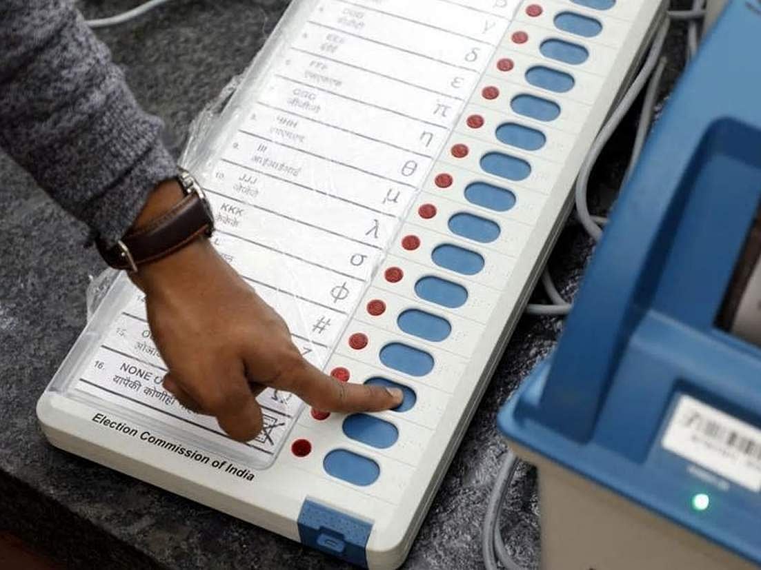 चुनावी घमासान: कैराना में बिना नंबर प्लेट की कार में मिली EVM, मचा हड़कंप, DM बोले- ये सुरक्षा प्रोटोकॉल का उल्लंघन