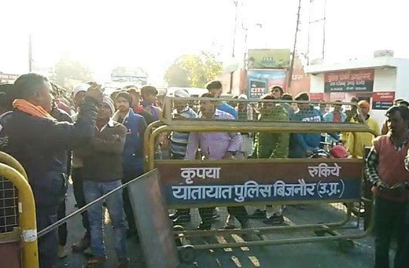 UP Election Phase 2: बिजनौर में 2 गुटों में झड़प, जमकर चले लात घूसे, दोनों पक्षों को थाने ले गई पुलिस