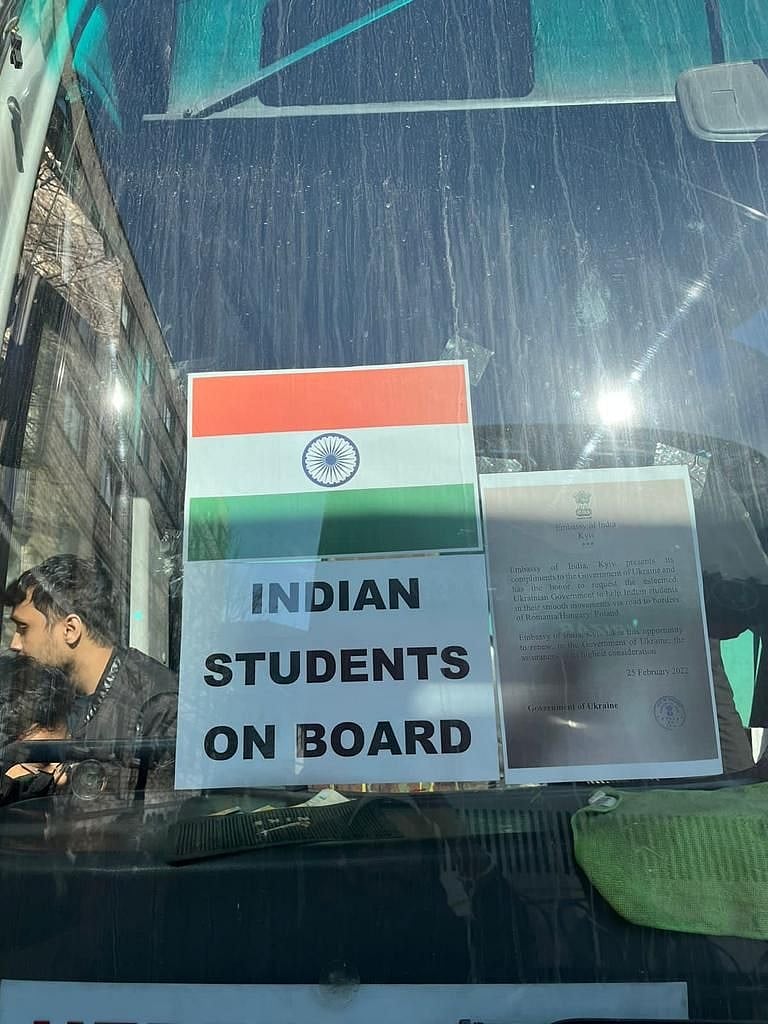 यूक्रेन में फंसे भारतीय नागरिकों को सलाह, सीमा की ओर जाते समय वाहनों पर तिरंगा चिपकाएं : दूतावास