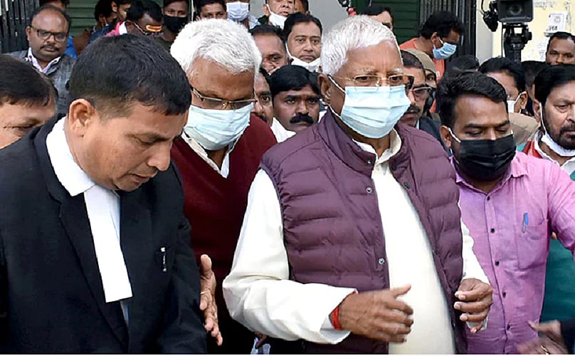 चारा घोटाला: लालू को अब तक 5 मामलों में साढ़े 32 साल सजा, एक करोड़ 60 लाख रुपए का जुर्माना भी, जानें पूरा केस