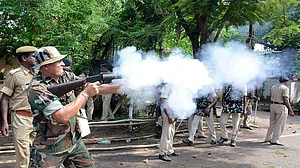 बिहार में बवाल! बेरोजगारी के खिलाफ प्रदर्शन कर रहे लोगों पर पुलिस ने दागे आंसू गैस के गोले, अफरातफरी का माहौल