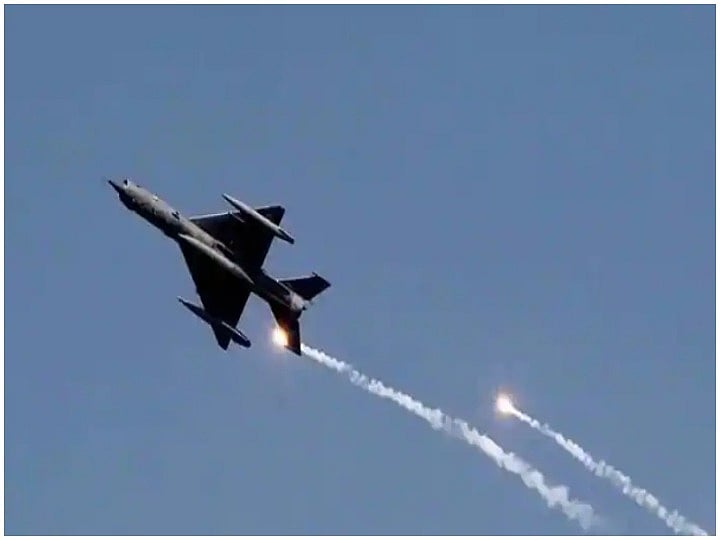 Russia-Ukraine War: रूस पर यूक्रेन ने की बड़ी जवाबी कार्रवाई, 5 रूसी फाइटर प्लेन ढेर, एक हैलीकॉप्टर को भी मार गिराया! 