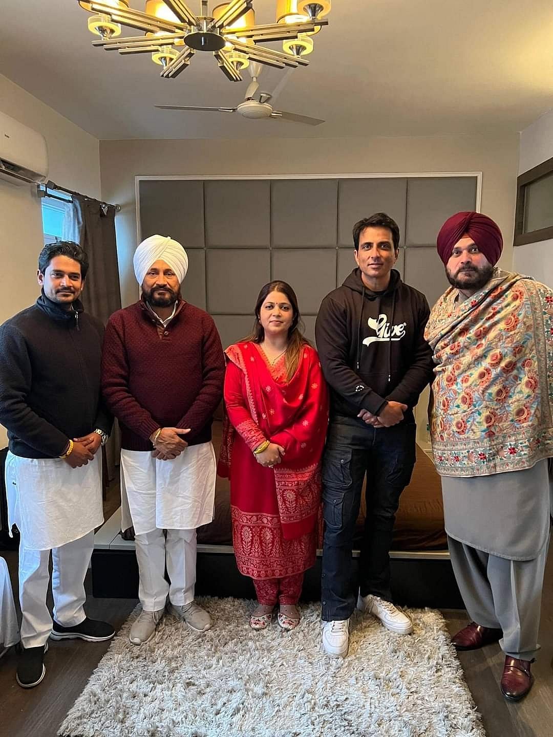 पंजाब चुनाव: मजदूरों को घर पहुंचाने के बाद फिर सड़कों पर उतरे सोनू सूद, हर तरफ उनके परोकार की चर्चा!