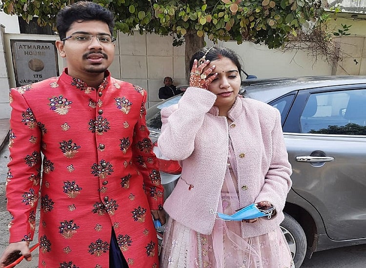यूपी चुनावः मंडप से उठकर नई नवेली दुल्हन पति संग वोट देने पहुंची, पहले चरण में लोगों में दिखा जबरदस्त उत्साह