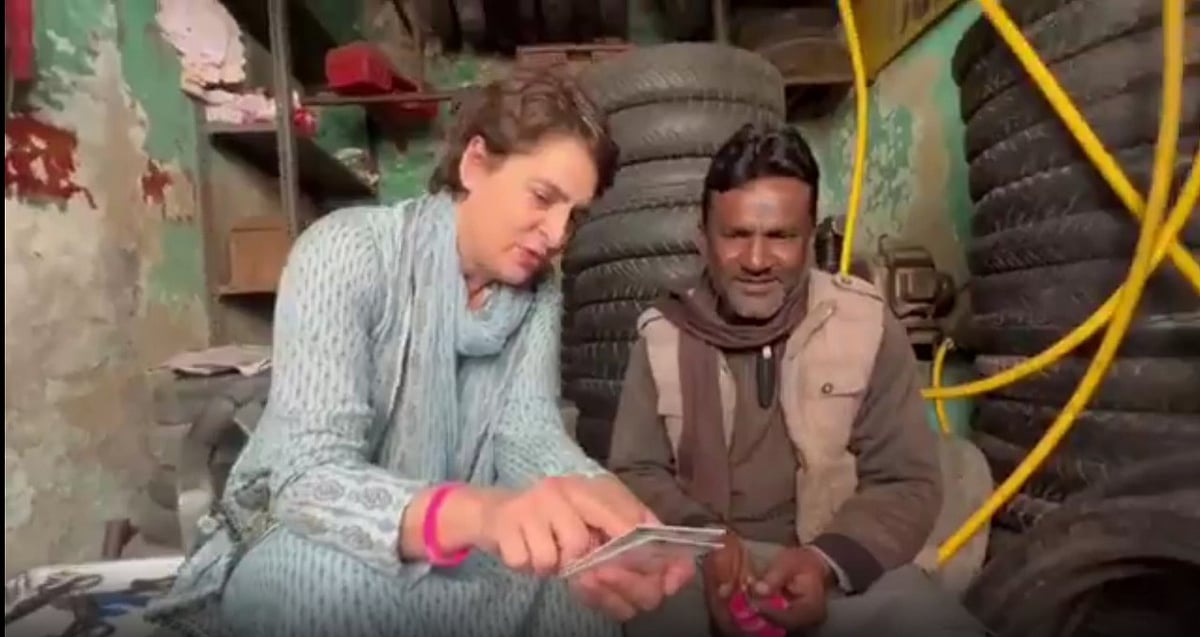 वीडियो: प्रियंका गांधी ने रामपुर में रोड शो के दौरान एक दुकानदार से की बात, 'उन्नति विधान' में किए गए वादों को बताया 