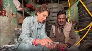 वीडियो: प्रियंका गांधी ने रामपुर में रोड शो के दौरान एक दुकानदार से की बात, 'उन्नति विधान' में किए गए वादों को बताया
