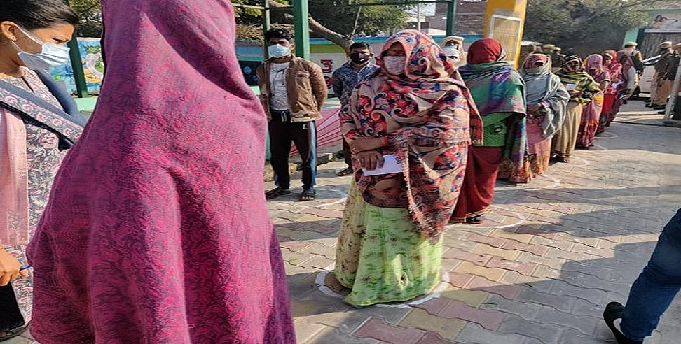 UP Assembly Election: BJP को वोट देने के लिए दबाव बना रहे अधिकारी, सपा के गंभीर आरोप