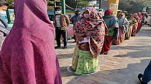 UP Assembly Election: BJP को वोट देने के लिए दबाव बना रहे अधिकारी, सपा के गंभीर आरोप