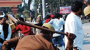योगी के यूपी में बेरोजगारी का हाल: विज्ञापनों में लहलहाता रोजगार, सड़कों पर पुलिस लाठियों की मार