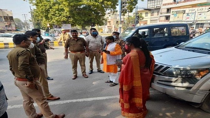 उत्तर प्रदेशः ताजमहल में वीएचपी कार्यकर्ताओं का हंगामा, 'हनुमान चालीसा' पढ़ने की कोशिश, पुलिस ने रोका
