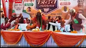 यूपी चुनाव: BJP विधायक ने कान पकड़कर लगाई उठक-बैठक, अखिलेश बोले- जनता भाजपा को माफ़ नहीं साफ़ करेगी!'