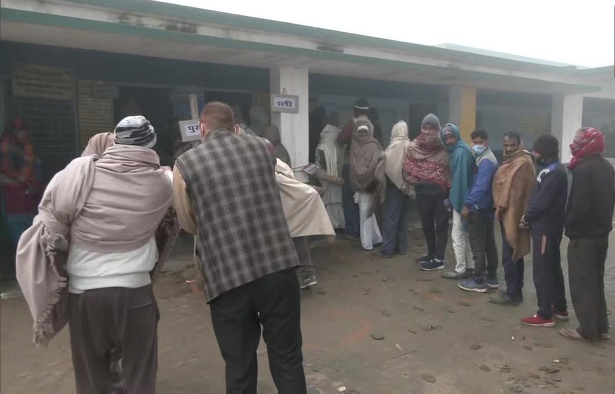 यूपी चुनावः पहले चरण के मतदान में कई जगह धांधली के आरोप, सपा ने कई दर्जन पत्र आयोग को भेजे, बीजेपी ने किया कटाक्ष