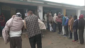 यूपी चुनावः पहले चरण के मतदान में कई जगह धांधली के आरोप, सपा ने कई दर्जन पत्र आयोग को भेजे, बीजेपी ने किया कटाक्ष