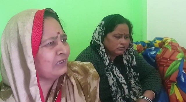 यूक्रेन में फंसे भारतीय छात्रों के परिजन दूतावास के बाहर मौजूद, अधिकारियों से मांगी मदद 