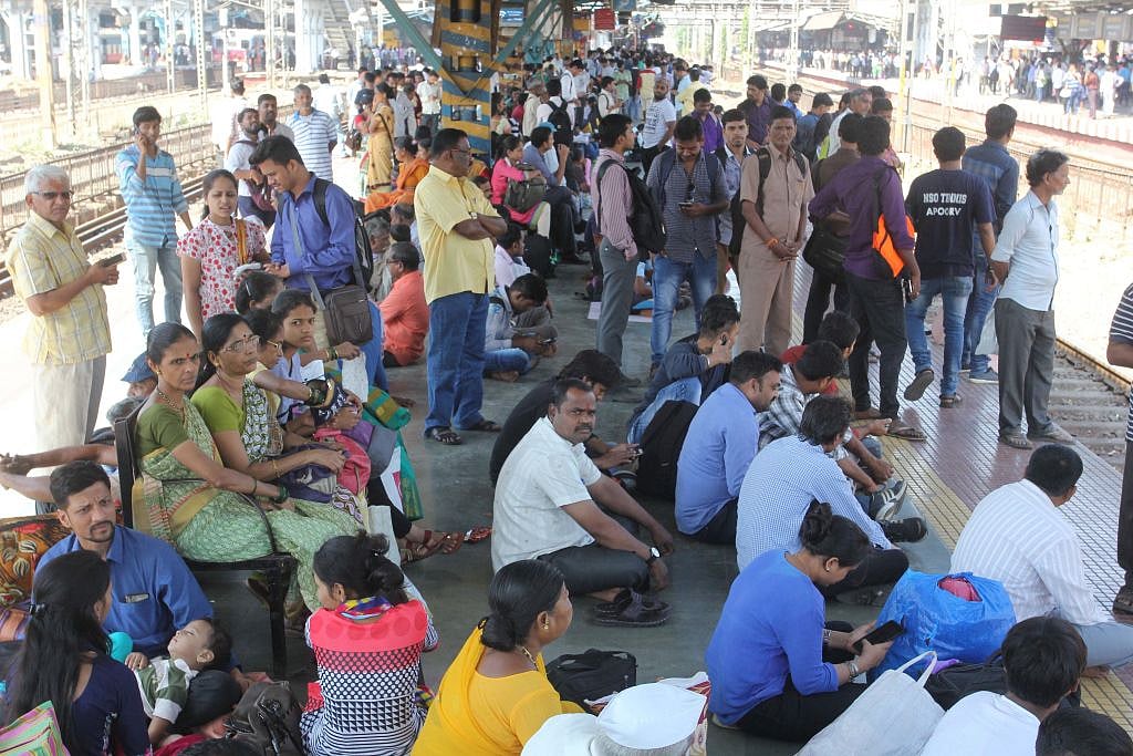 आकार पटेल का लेख: आखिर हमारे राजनीतिक विमर्श से क्यों गायब रहते हैं आर्थिक संकट, रोजगार और नौकरियों के मुद्दे!