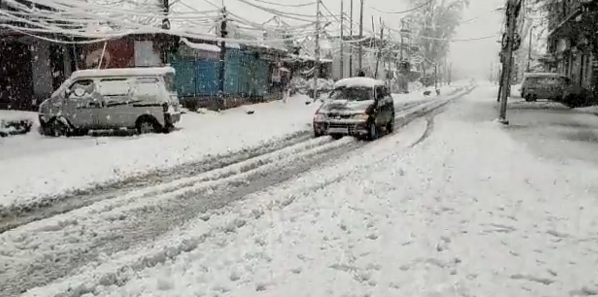 बर्फ की सफेद चादर ने कश्मीर की वादियों को अपनी आगोश में लिया, गुलमर्ग में 15 इंच तक बिछी बर्फ की चादर 