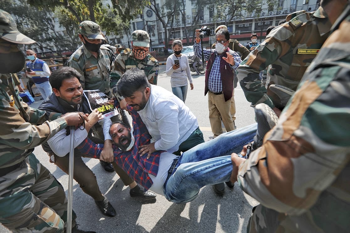 "अरविंद केजरीवाल ने सत्ता के लिए अलगाववाद और खालिस्तान से जुड़े लोगों का लिया था साथ?" युवा कांग्रेस का प्रदर्शन