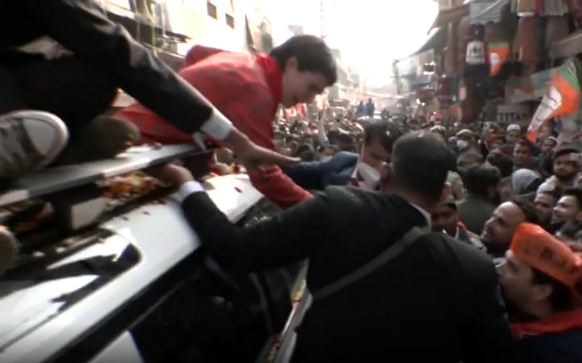वीडियो: अलीगढ़ में रोड शो के दौरान नारे लगाने लगे BJP कार्यकर्ता, प्रियंका गांधी ने थमा दिया कांग्रेस का घोषणापत्र