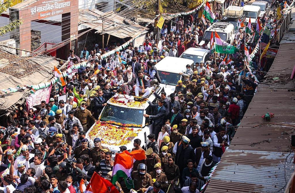 वीडियो: लखनऊ में प्रियंका गांधी के रोड शो में उनकी तस्वीर वाली टीशर्ट पहनकर पहुंचे युवक, बढ़ाया हौंसला   