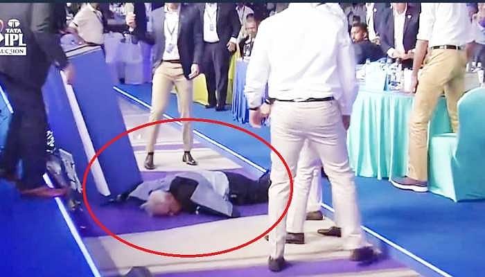 IPL 2022 Auction में बड़ी घटना! ऑक्शनर ह्यू एडमीड्स अचानक मंच से गिरे, रोकनी पड़ी नीलामी 