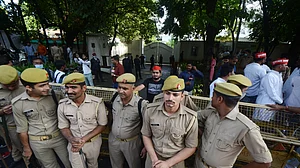 यूपी: दलितों की बारात पर हमले के बाद मचा बवाल! झड़प के बाद गांव में फैला तनाव, पुलिसबल तैनात