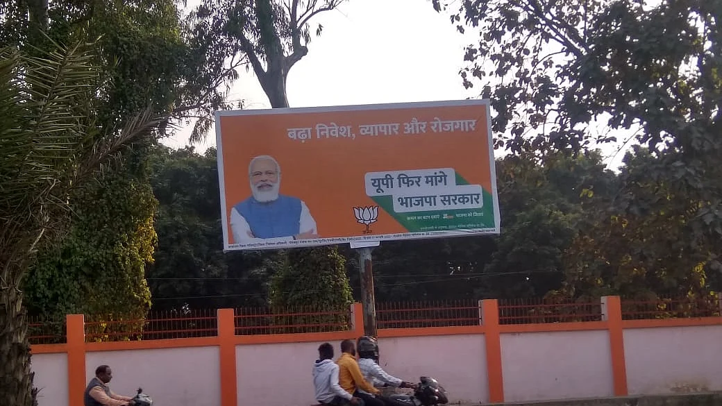 गोरखपुर शहर के प्रमुख चौराहों पर लगे बीजेपी के पोस्टरों पर सिर्फ मोदी की तस्वीर है।