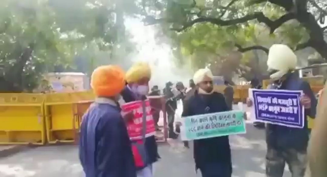 दिल्ली: जंतर मंतर पर MSP गारंटी कानून को लेकर किसानों का हल्लाबोल, हाथों में पैम्पलेट लेकर सरकार से की ये मांग 