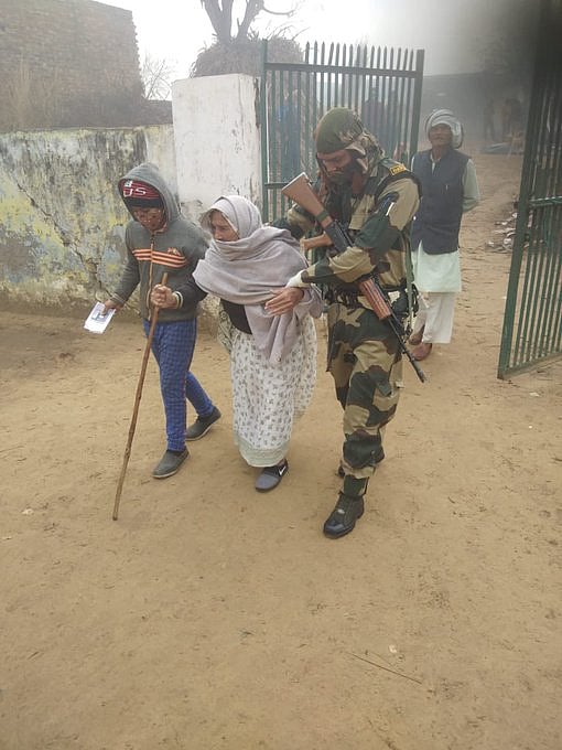 आगरा में सर्द मौसम के बावजूद मतदाताओं में उत्साह, घने कोहरे के बीच वोट डालने के लिए अपने घरों से निकले