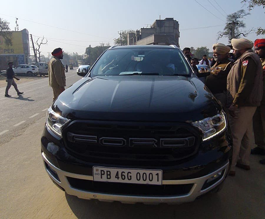 पंजाब चुनावः सोनू सूद को मतदान केंद्रों पर जाने से रोका गया, गाड़ी जब्त, मोगा से बहन हैं कांग्रेस उम्मीदवार