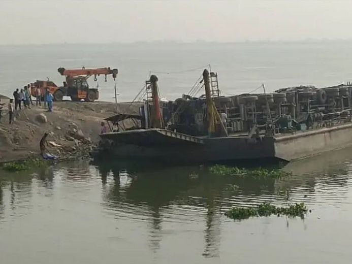 झारखंड में दर्दनाक हादसा! गंगा में समाया जहाज, 5 ट्रक भी डूबे, कैप्टन दल के सदस्यों समेत 10 लोग लापता 