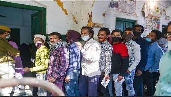यूपी चुनावः आखिरी चरण में 54 सीटों पर वोटिंग जारी, दोपहर एक बजे तक 35.51 प्रतिशत मतदान, राजभर ने किया बड़ा दावा