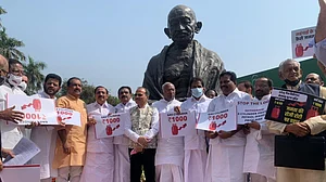लगातार दूसरे दिन पेट्रोल-डीजल के बढ़े दामों के खिलाफ संसद में कांग्रेस सांसदों का प्रदर्शन, कहा- जारी है 'जनलूट योजना'