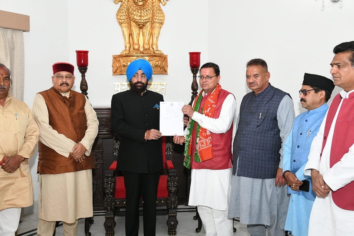 उत्तराखंड में पार्टी की जीत के बाद CM धामी ने दिया इस्तीफा, देहरादून में लगा विधायकों का जमावड़ा 