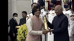 खेल की खबरें: स्वर्ण पदक विजेता नीरज चोपड़ा को मिला पद्म श्री और IPL 15 के लिए CSK से जुड़ा ये 'तूफानी' बल्लेबाज