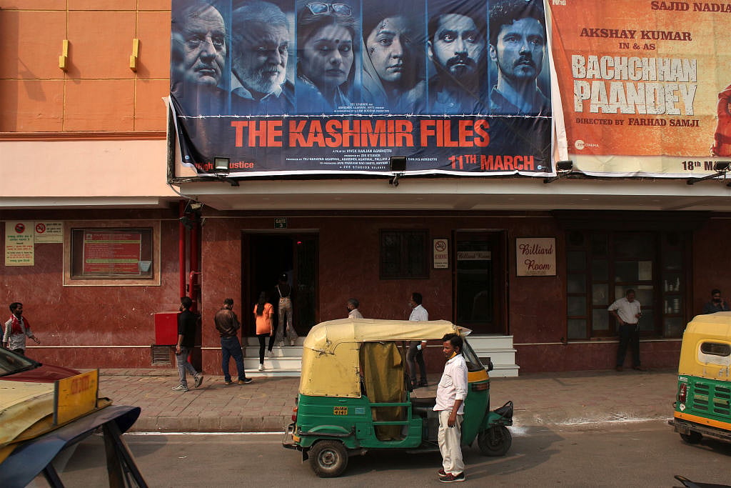 ऐसा तो पहले कभी नहीं हुआ जब सरकार को खुश करने के लिए फिल्मों में नफरत वाले राष्ट्रवाद का छौंक लगाया गया हो