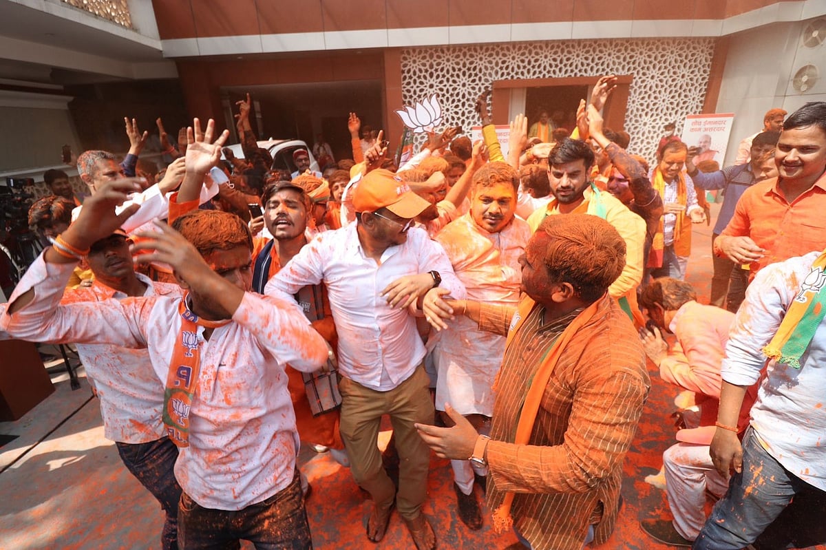 चुनाव नतीजों पर बिहार विधानसभा में BJP विधायकों ने खेली 'होली', जय श्री राम, हर-हर महादेव के लगे नारे