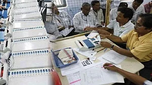 UP By Election Result : आजम के गढ़ स्वार में पीछड़ी सपा, छानबे में भी अपना दल आगे