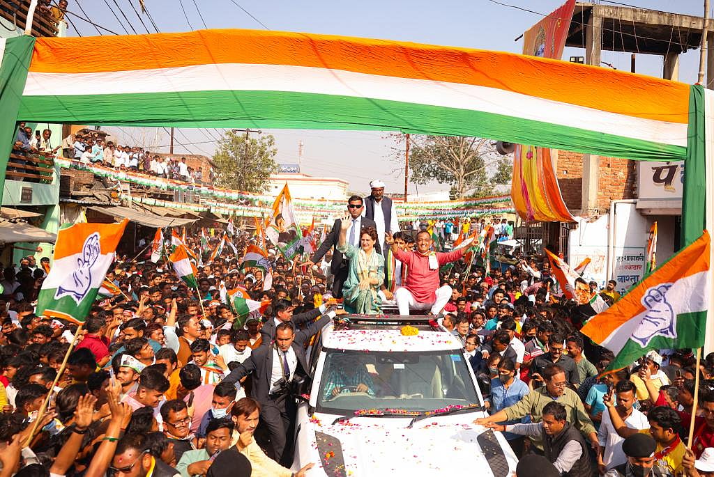 यूपी चुनाव: जौनपुर में प्रियंका पर छतों से बरसाए गए फूल, लोग बोले- इतनी भीड़ किसी के रोड शो में नहीं देखी