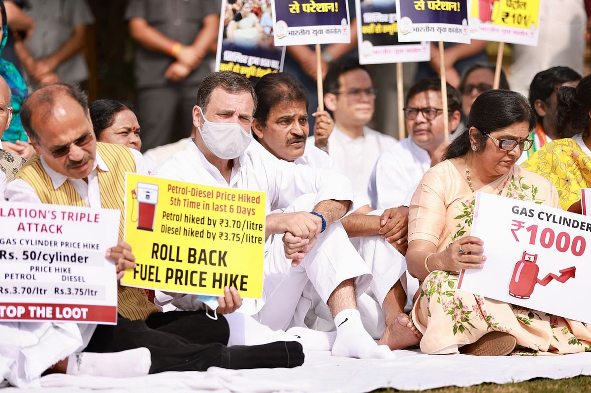 वीडियो: देशभर में कांग्रेस का ‘महंगाई मुक्त भारत’ अभियान, सिलेंडर पर हार चढ़ाकर राहुल गांधी ने जताया विरोध  