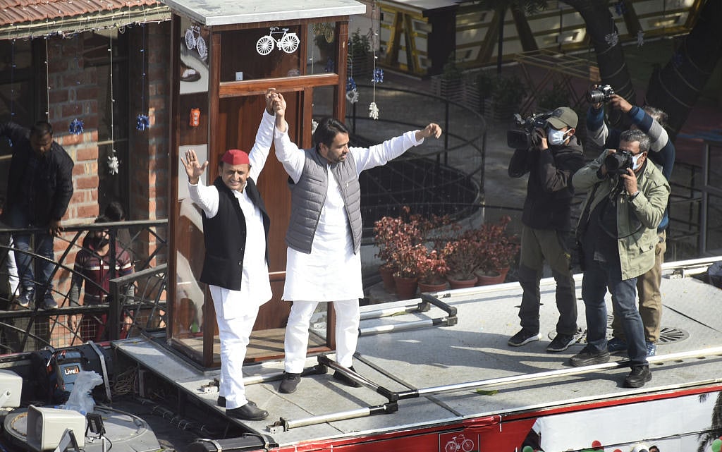 UP में सपा गठबंधन की बन रही सरकार? अब इस एग्जिट पोल ने बढ़ाई अखिलेश की उम्मीदें, इतनी सीटें मिलने का अनुमान   