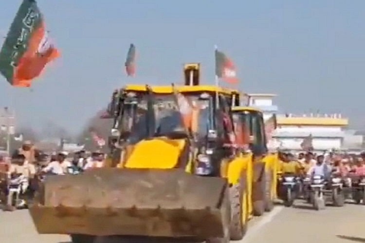 उत्तर प्रदेश में टैटू के बाद अब आया बुलडोजर कलर, होली पर चढ़ा योगी की जीत का खुमार