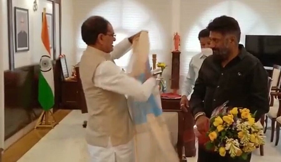 शिवराज से मिलने भोपाल पहुंचे विवेक अग्निहोत्री ने भोपालियों को बताया समलैंगिक, कांग्रेस ने BJP से मांगा जवाब