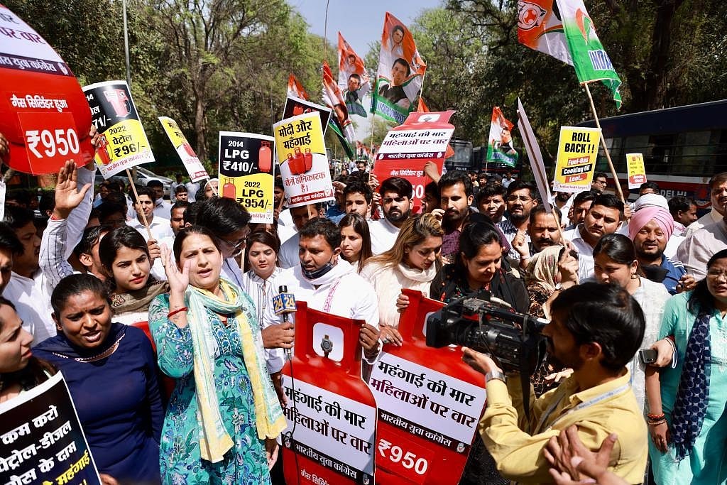 बढ़ती मंहगाई के खिलाफ दिल्ली की सड़कों पर भारतीय युवा कांग्रेस कार्यकर्ता, श्रीनिवास ने पीएम मोदी पर बोला जोरदार हमला